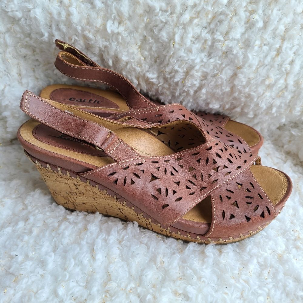 EARTH Aries Brown Perforated‎ Leather Wedge sz 7.5